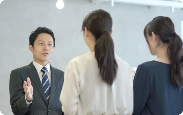 お客様への丁寧なご案内の様子